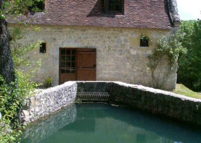 Vue sur le bief et le moulin