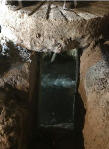 L'escalier de visite de la salle d'eau depuis la salle des meules du moulin de la Porte