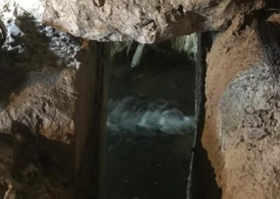 L'escalier de visite de la salle d'eau depuis la salle des meules du moulin de la Porte