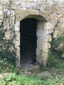 La porte d'entrée de la salle des meules du moulin de la Porte