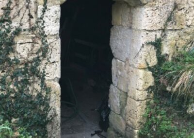 La porte d'entrée de la salle des meules du moulin de la Porte