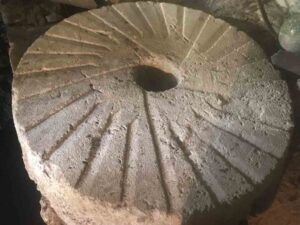 La meule dormante du moulin de la porte