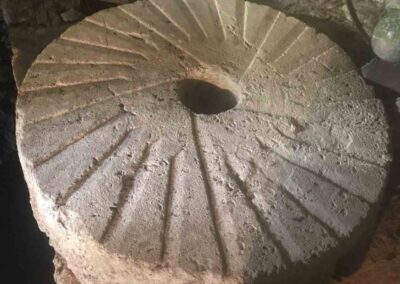La meule dormante du moulin de la porte