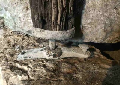 L'arbre terminé par le grain qui tourne dans la crapaudine, moulin de la Porte