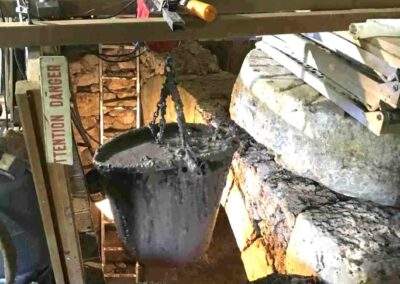 Fouille et extraction de la boue dans la salle d'eau au moulin de la Porte