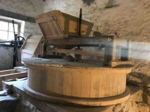 L'archure surmontée de la trémie - moulin de la Fage Haute, Villeréal