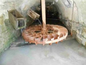 Un rouet en fer avec 2 trompes (moulin alpin)